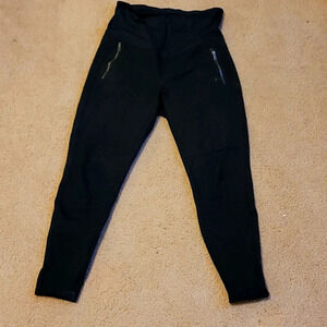 E18-GAP: SIZE SMALL MARERNITY BLACK CAPRI PANTS